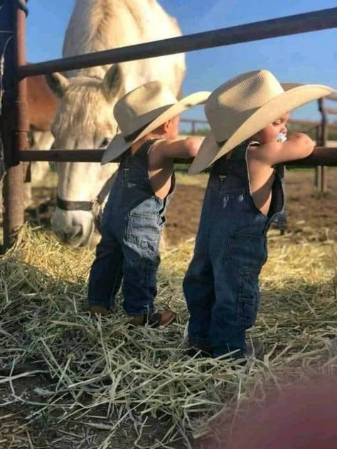 Country Mom Aesthetic, Country Baby Pictures, Country Babies, Western Baby Clothes, Baby Boy Cowboy, Country Baby Boy, Foto Cowgirl, Baby Clothes Country, Cowboy Baby