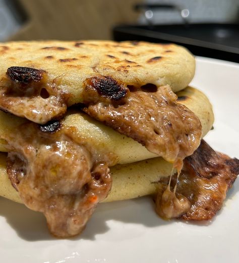 One of the typical fillings for pupusas is refried Salvadoran beans. The refried beans are mixed with cheese and chicharrón and it's knows as a "pupusa revuelta." To make the Salvadoran refried beans it requires a two step process. The first is to make bean soup and then you use the beans to refry them and use for the pupusas. Bean And Cheese Pupusas, Pupusas Recipe El Salvador, Pupusas Salvadoreñas, Pork And Beans Recipe, Salvador Food, Salvadoran Food, Salvadorian Food, Pork N Beans, Two Step