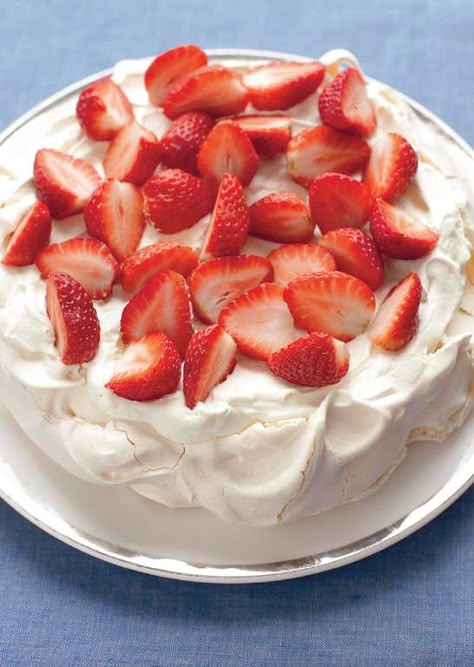 Mary Berry's Strawberry Pavlova Recipe - Pavlova is my FAVORITE DESSERT of all time. If you like whipped cream, fruit, and crunchy meringue, then you'll love it, too. You can use any fruit; doesn't have to be strawberries. Top it with shaved chocolate or a drizzle of fruit syrup. YUM! 😋🤤 Mary Berry Pavlova, Christmas Pavlova Recipe, Mary Berry Recipes Baking, Strawberry Pavlova, Pavlova Dessert, Mary Berry Recipe, Christmas Easy, Pavlova Recipe, British Baking