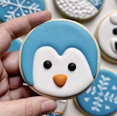 Easy Round Cookie Decorating Ideas, Round Royal Icing Cookie Ideas, Winter Cookie Designs, Decorated Round Cookies, Winter Cookies Royal Icing, The Graceful Baker, Winter Decorated Cookies, Winter Royal Icing Cookies, Round Cookies Decorated