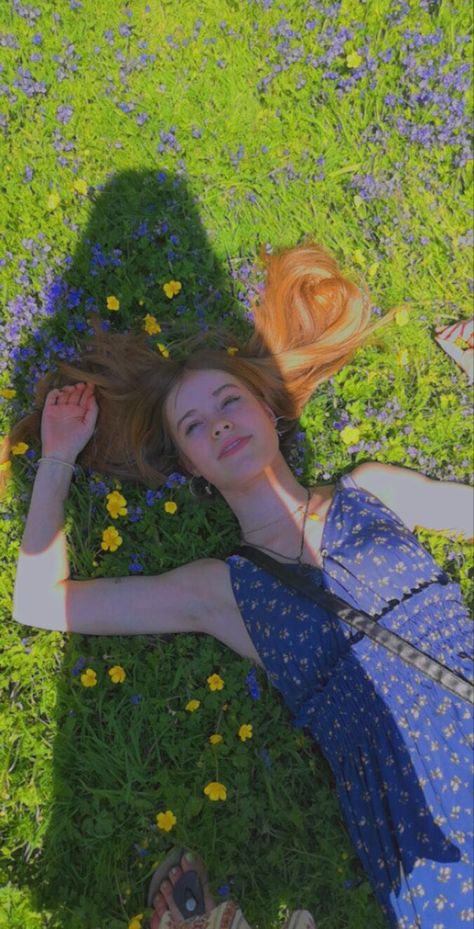 Person Laying On Grass Drawing, Person Laying In Flower Field, Person In Flower Field, Laying In Grass Reference, Laying In Grass Drawing, Laying In A Field, Grass Drawing, Female References, Reference Pose