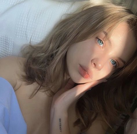 @garriiet Soft Grunge Hair, Aesthetic People, Brown Blonde Hair, Hair Inspo Color, Grunge Hair, Aesthetic Hair, Pretty Face, Aesthetic Girl, العناية بالبشرة