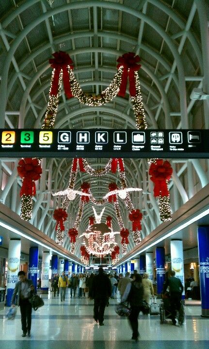 Christmas at Chicago Airport... Best decorations at O'Hare Airport Decorations, Airport Christmas, Christmas Chicago, Ohare Airport, Chicago Airport, Chicago Christmas, Airport Aesthetic, Magnificent Mile, Nyc Christmas