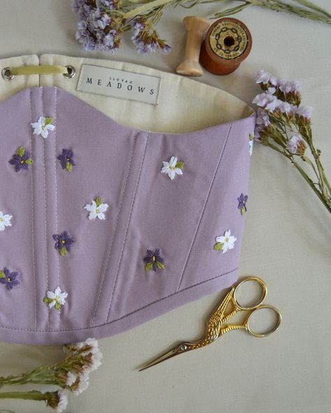 There hasn’t been a close up photo of a corset in a while and this one really deserves it 🌸 I really enjoyed working on it, it’s just perfect for spring/summer 🌿🌸 Corset Styling, Diy Corset, Punk Fashion Diy, Cowgirl Wedding, Close Up Photo, Floral Corset, Maid Dress, Clothes Sewing Patterns, How To Make Clothes