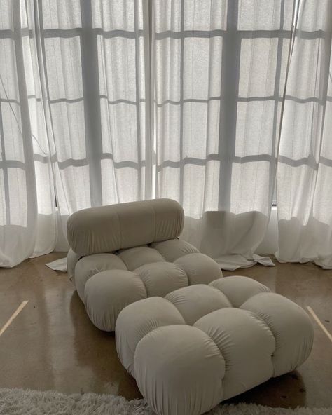 ATELIER 2960 (@atelier2960) posted on Instagram: “Slow mornings after sleepless nights ... 🤍 #newborndays . . . . . . . . #mariobellini #camaleondasofa #midcenturymodern…” • Feb 7, 2022 at 7:46am UTC Cloud Couch Aesthetic, Cloud Couch Living Room Decor, Couch Cloud, Romantic Cozy Bedroom, Bedroom Decor Couples, Cloud Couch Living Room, Cloud Couches, Bedroom Decor Ideas For Couples Romantic, Chicago Penthouse