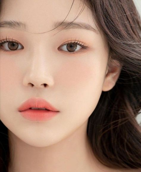 Korean No Makeup, Korean No Makeup Look, Warm Spring Makeup, Ma Wallpaper, Korean Wedding Makeup, Trendy Makeup Products, Warm Tone Makeup, Warm Makeup, No Makeup Look