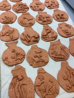 Mrs. Knight's Smartest Artists: clay aquariums. Elementary art project. Clay Lesson Plans Elementary, 2nd Grade Clay Projects, 4th Grade Clay Projects, Clay Aquarium, 3rd Grade Art Projects, Clay Projects For Kids, Clay Lesson, Kids Clay, 4th Grade Art