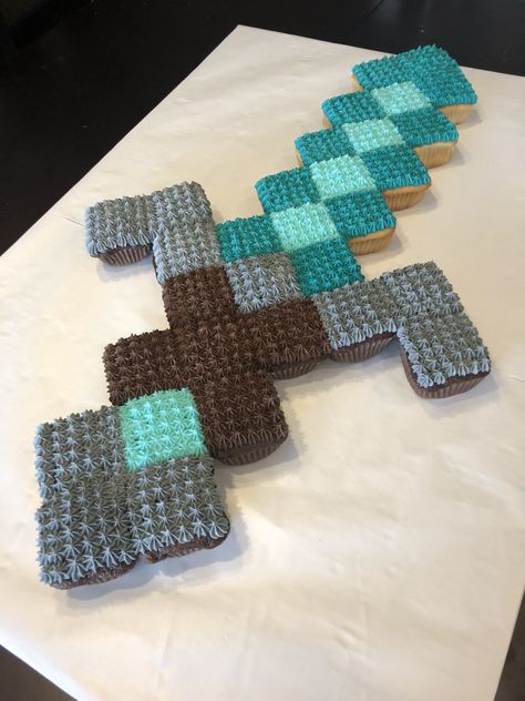 Minecraft Pull Apart Cupcakes, Minecraft Birthday Cupcake Cake, Mind Craft Cupcakes Ideas, Mind Craft Cupcakes, Mind Craft Birthday Cake, Minecraft Macarons, Minecraft Pull Apart Cupcake Cake, Minecraft Cakes Ideas, Minecraft Birthday Cupcakes