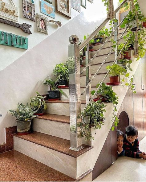 37 Inspiring Beautiful Staircases Space Ideas Stairs Wall Decor, Sustainable Garden Design, Patio Stairs, Staircase Wall Decor, Indian Room Decor, Stairway Lighting, Stairs Makeover, Modern Balcony, Artificial Plant Wall