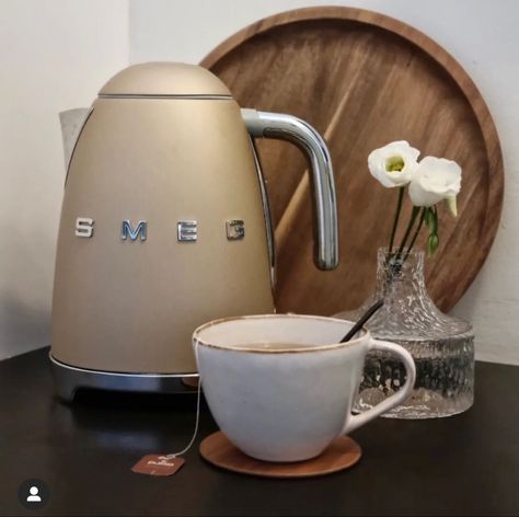 Smeg Kettle, Pink Fridge, Smeg Kitchen, Kitchen Appliances Design, English Collocations, Cooking Stuff, Water Kettle, Water Heating, Coffee Machines