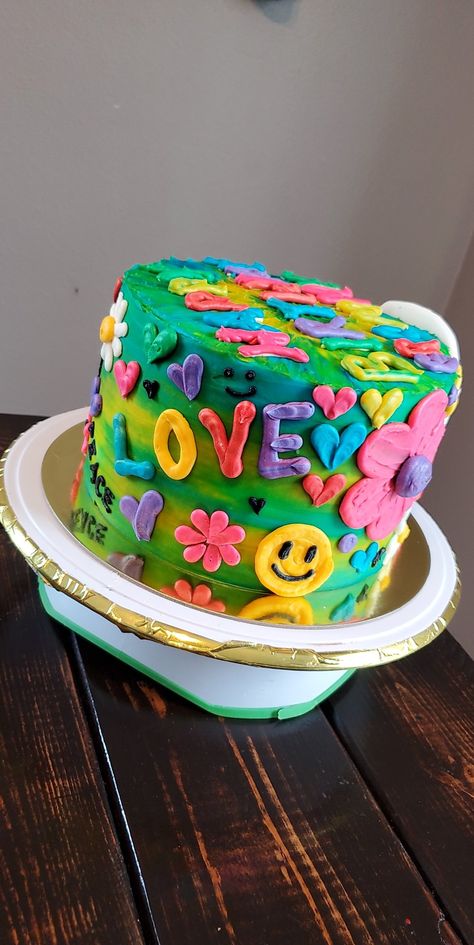 Hippy Smash Cake, Hippie Cakes Birthdays, 60s Birthday Cake, Hippie Cake Ideas, Nirvana Birthday, 70s Birthday Cake, Hippie Birthday Cake, Hippy Cake, Groovy Cake Ideas