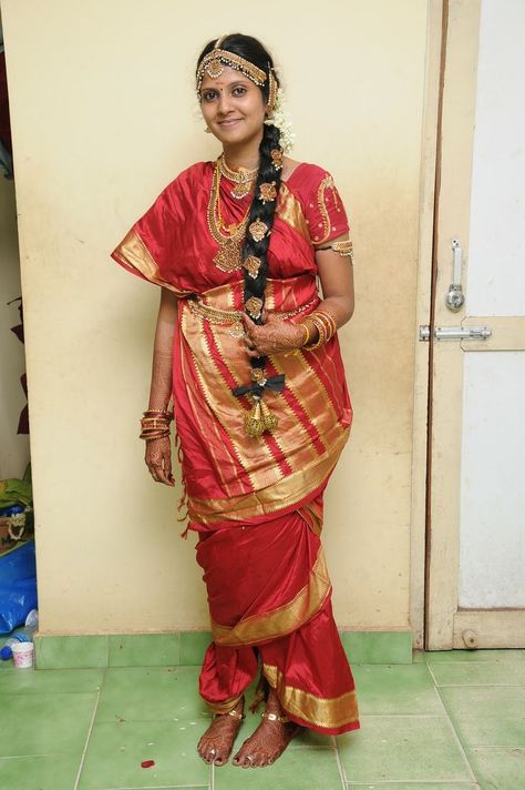 Tamil Brahmin Bride in Traditional Nine Yard Madisar Saree Tamil Brahmin Bride, Iyengar Wedding, Iyer Wedding, Dravidian Architecture, Tamil Women, India Wedding Dress, Bridal Shoot Ideas, Yoga For Pregnant Women, Temple Jewelery