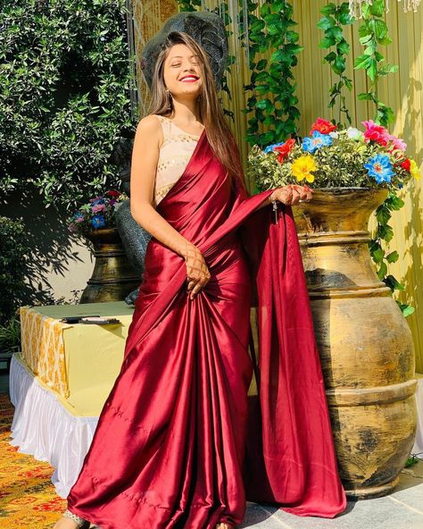 Satin Saree Red Colour, Sarii Poses, Wine Saree Look, Red Saree Contrast Blouse, Satin Saree Party Wear, Red Satin Saree, Graduation Saree, Mango Garden, Shaadi Dresses