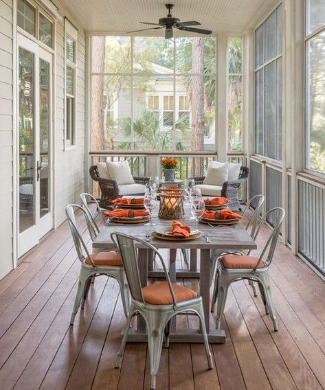 Southern Farmhouse Screened Porch with Dining Table Porch Dining, Southern Style Home, Southern Farmhouse, Screened Porch Designs, Vintage Porch, Blue Ceilings, Building A Porch, Southern Living Homes, Farmhouse Porch