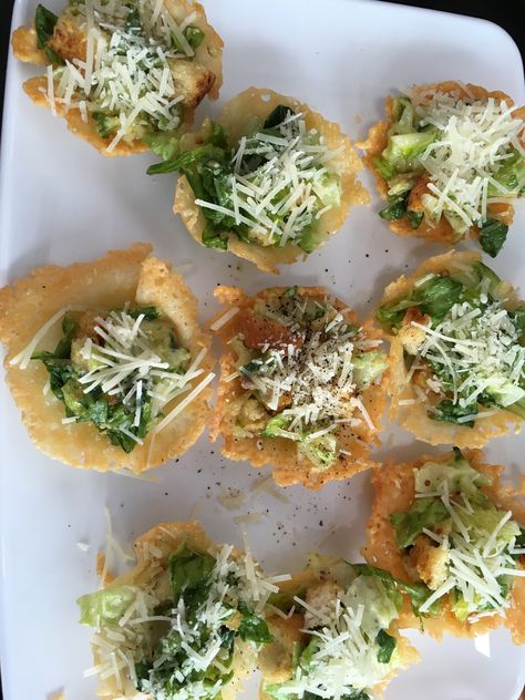 How to Make: Parmesan Caesar Salad Cups Parmesan Cups Salad, Fancy Salads Presentation, Caesar Salad Cups, Cesar Chicken, Wine Pairing Menu, Shot Party, Salad Presentation, Salad Shooter, Salad Cups