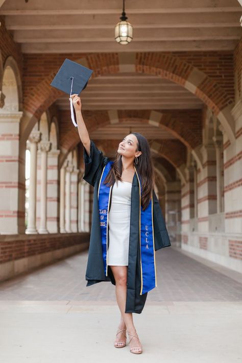 Graduation Hat Pictures, Pinterest Graduation Photos, Graduation Photos For Women, Graduation Poses For Females, Girl Photoshooting Ideas Graduation, Native Graduation Pictures, Poses For Graduation Photos Studio, Studio Cap And Gown Photos, Graduation Poses Ideas Photography Tips