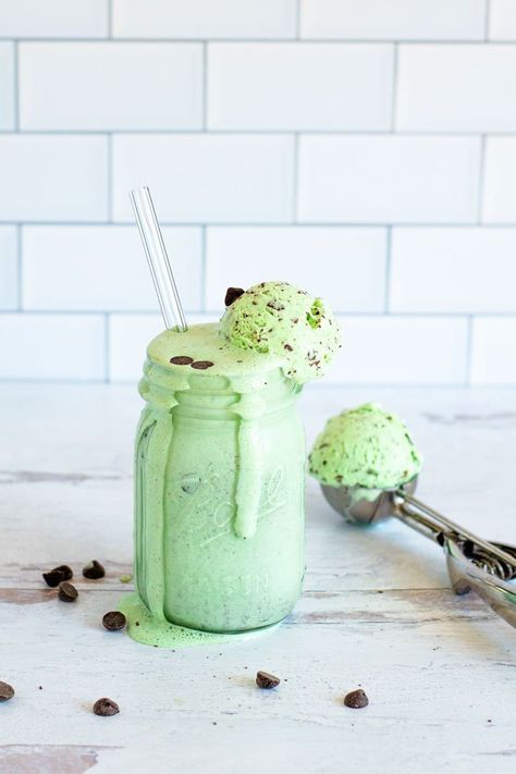 Looking for fun St. Patrick's Day cocktails? This boozy shamrock shake is an easy ice cream-based adult version of McDonald's shamrock shake. It's the perfect over-the-top drink to celebrate St. Patrick's Day! Baileys Irish Cream Cocktails, Boozy Shamrock Shake, Irish Cream Drinks, Alcoholic Milkshake, Shamrock Shakes, Boozy Shakes, Shamrock Shake Recipe, Festive Cocktail Recipes, Baileys Cocktails