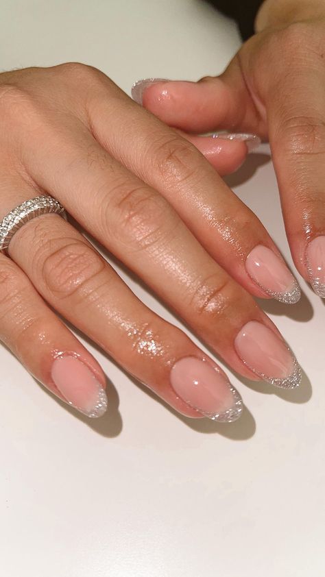 Trending French Tip Nails Short, Gel Polish French Manicure Short Nails, Glitter French Tips Round, Short Reflective Nails, Short Round Gel X Nails, Cute Short Round Nail Designs, French Nails With Glitter Tips, Trendy Round Nails Short, Cute Round Nails Designs