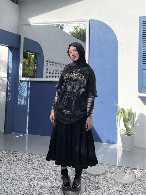 Hijab Alternative Fashion, Grunge Outfits Modest, E Girl Hijab Outfits, Emo Hijab Outfits, Y2k Muslim Fashion, Cute Outfits For Hijabis, Edgy Hijab Outfits, Hijabi Grunge Outfit, Alt Hijabi Outfits