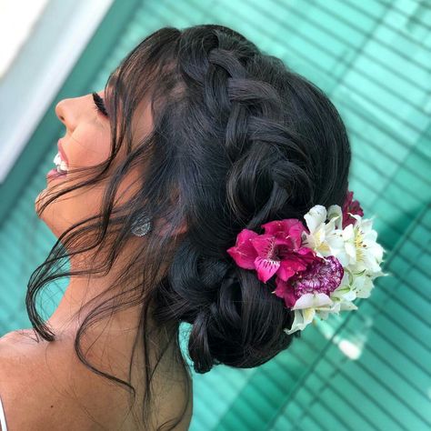 Mexican Wedding Hairstyles Updo, Bridesmaid Flower In Hair, Mexican Bride Hairstyle, Mexican Inspired Hairstyles, Mexican Updo Hairstyles, Mexican Hairstyles With Flowers, Mexican Hairstyles For Women, Flower Updo, Updo With Flowers