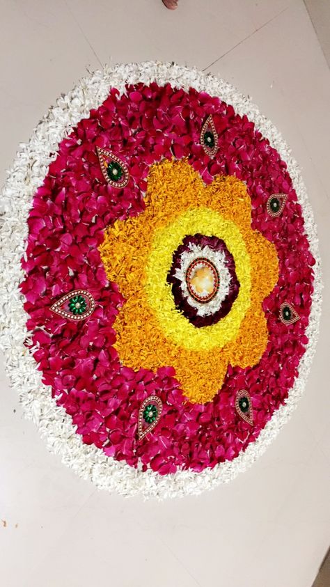 India Rangoli Design, Onam Rangoli Flower Unique, Floral Rangoli Designs Flower Diwali, Rose Flower Rangoli Designs, Diwali Rangoli Flowers Design, Flower Pokalam, Rangoli With Flowers Petals, Rangoli Using Flowers, Floral Rangoli Designs Diwali