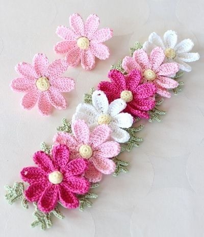 Irish Crochet Flowers, Crochet Puff Flower, Crochet Brooch, Crochet Flowers Free Pattern, Crocheted Flowers, Crochet Leaves, Pola Sulam, Crochet Flower Tutorial, Crochet Rose