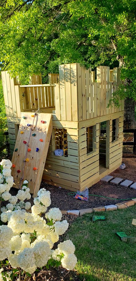 Play Castle Outdoor, Diy Wood Playhouse Easy, Tree House No Tree, Backyard Castle Playhouse, Pallet Castle Playhouse, Castle Playhouse Outdoor, Elevated Playhouse Plans, Wood Pallet Playhouse, Under Playhouse Ideas Outside