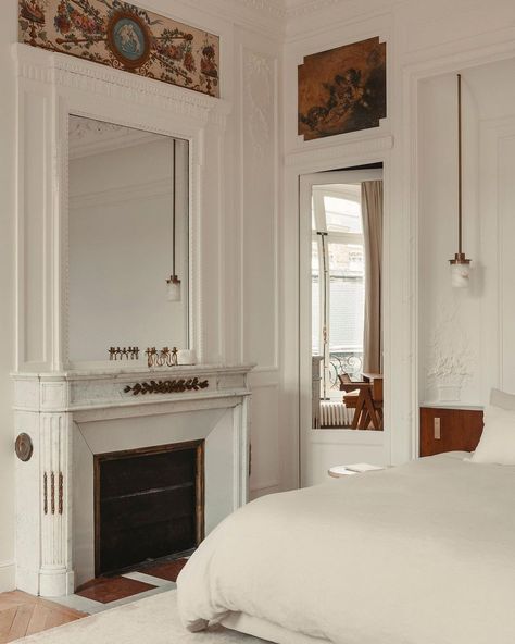 https://www.instagram.com/p/CXtnhw0gHLj/?igshid=MDJmNzVkMjY= Parisian Art Deco Bedroom, Haussmann Interior, Haussmann Architecture, Parisian Bedroom, Art Deco Apartment, Monochromatic Room, Paris Interiors, Art Deco Bedroom, Apartment Architecture