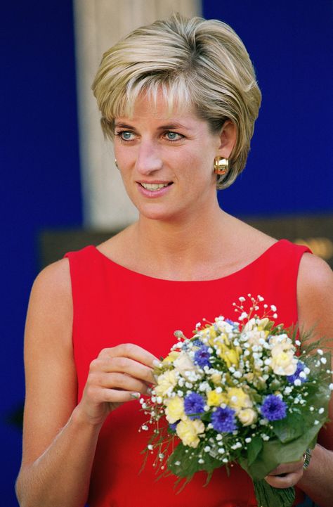 Eyeliner Bleu, Diana Haircut, Prins Charles, Princess Diana Hair, Animal Print Swimsuit, Princes Diana, Elisabeth Ii, Lady Diana Spencer, Vogue Uk