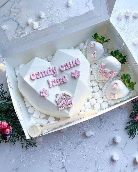 Candy Cane Lane Theme, Christmas Covered Strawberries, Christmas Chocolate Covered Strawberries, Dessert Bouquet, Christmas Apples, Strawberries Ideas, Strawberry Cake Pops, Treat Maker, Breakable Heart