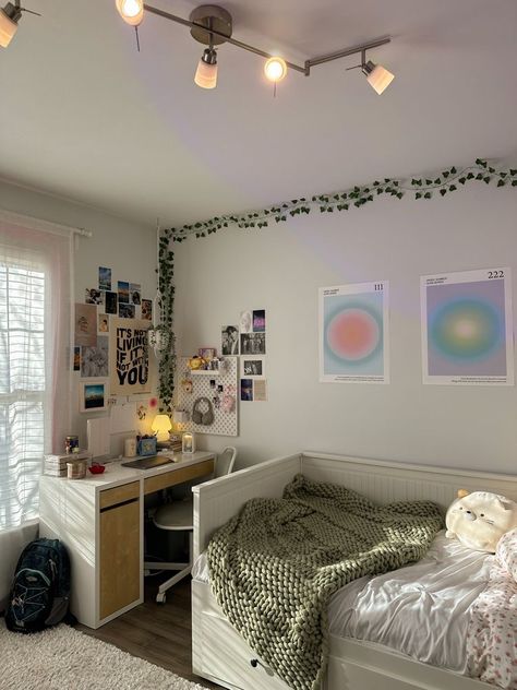 20 Year Old Bedroom Aesthetic, College Room Makeover, Small Room Vintage Decor, 2023 Dorm Trends, Cosy Minimalist Bedroom, Cute Simple Bedroom Ideas, Single Bed Bedroom Ideas Aesthetic, Small Aesthetic Bedroom, Little Bedroom Ideas