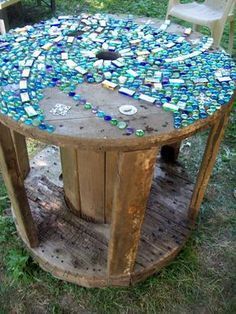 Diy Mosaic Garden, Funky Garden, Spool Tables, Jardim Diy, Mosaic Garden Art, Mosaic Stained, Colors Of The Rainbow, Mosaic Table, Mosaic Garden