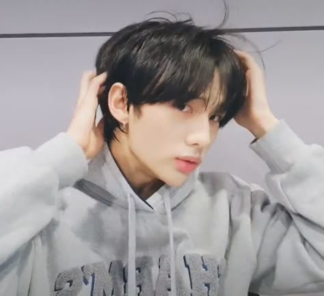 Hyunjin Rare Pics, Hyunjin Rare, Hyunjin Stray Kids, Future Love, Reasons To Live, Kids Icon, Lq Icons, Book Boyfriends, Man In Love