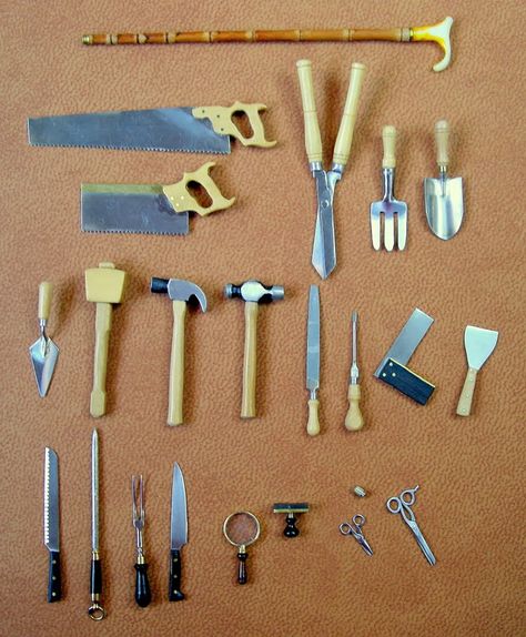 Wonderful collection of miniature "tools" of all sorts... Miniature Tools, Crea Fimo, Dollhouse Miniature Tutorials, Miniature Collection, Mini Doll House, Doll House Crafts, Dollhouse Miniatures Diy, Miniature Projects, Hedge Trimmers