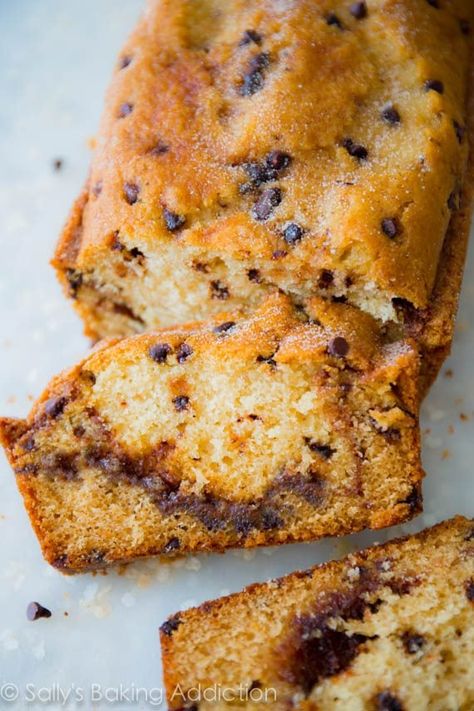 An easy recipe for cinnamon-swirl chocolate chip bread Cinnamon Swirl Banana Bread, Pumpkin Cheesecake Muffins, Bread With Chocolate Chips, Bread With Chocolate, Sallys Baking, Cheesecake Muffins, Spice Bread, Baking Secrets, Cinnamon Swirl Bread