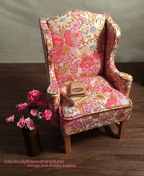 Miniature Armchair, Dollhouse Miniatures Rooms, Wing Chairs, Mini Sofa, Handmade Dollhouse, Miniature Chair, Doll Furniture Diy, Miniature Tutorials, Miniature Dollhouse Furniture