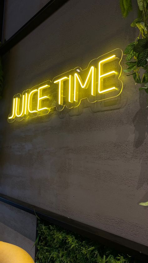 Juice Bar Signage, Juice Bar Aesthetic, Juice Shop Interior, Juice Bar Logo, Juice Wallpaper, Restaurant Design Concepts, Health Shots, Neon Decorations, Juice Bar Design