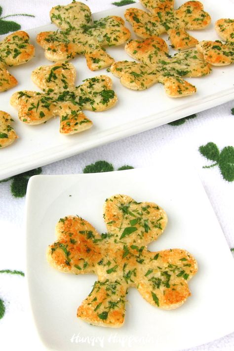 Parmesan cheese and parsley topped crackers shaped like shamrocks for St. Patrick's Day St Patricks Food, Pie Crust Top, St Patricks Day Food, Cheese Crisps, Edible Crafts, Favorite Dips, Brown Bread, Chocolate Candy Melts, Holiday Snacks