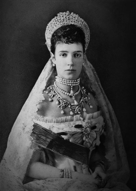 Tsarina Maria Feodorovna, wearing her Cartier peral tiara as a necklace Alexei Romanov, Alexandra Of Denmark, Maria Feodorovna, Princess Louise, Alexandra Feodorovna, Queen Alexandra, Romanov Dynasty, Tsar Nicholas Ii, Court Dresses