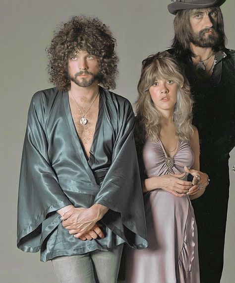 Stevie Nicks🌟 {fanpage} on Instagram: “Lindsey Buckingham, Stevie Nicks and Mick Fleetwood✨ • • • • #stevienicks #fleetwoodmac #rhiannon #lindseybuckingham #mickfleetwood…” Lindsay Buckingham, Rumours Album, Stevie Nicks Lindsey Buckingham, Mick Fleetwood, Buckingham Nicks, Stevie Nicks Style, Lindsey Buckingham, Fashion Tumblr, Stevie Nicks Fleetwood Mac