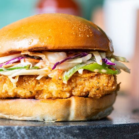 Veggie Chicken Sandwich, Vegan Chicken Sandwich Recipe, Tofu Fried Chicken Sandwich, Crispy Tofu Burger, Vegetarian Chicken Sandwich, Tofu Sandwich Meat, Vegan Tofu Burger, Fried Tofu Sandwich, Tofu Chicken Sandwich