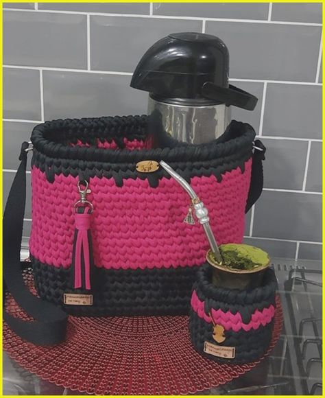 Ideas tejidas a ganchillo,  EN EL BLOG les dejo muchas ideas màs para hacer regalos para el Dìa Del Amigo Mate Idea, Fabric Crochet, Crochet Baskets, Hippie Bags, Crochet Handbags Patterns, Crochet Fabric, Crochet Basket, Crochet Handbags, Crochet Tutorial