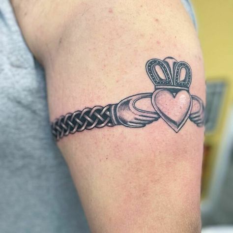 Irish Claddagh Tattoo Women, Simple Armband Tattoo, Claddagh Ring Tattoo, Rogue Tattoo, Wrist Tats, Types Of Tattoos, Claddagh Tattoo, Tattoo Special, Band Tattoos For Men