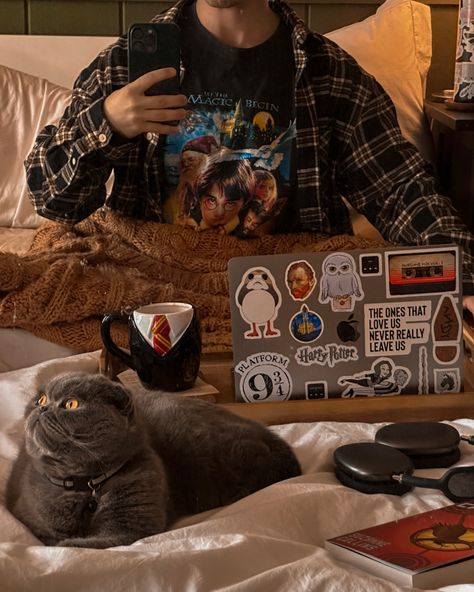 Gryffinpuff Aesthetic, Dark Academia Harry Potter, Everyday Bag Essentials, Aesthetic Cats, Harry Potter Bedroom, Draco Harry Potter, Mini Things, Foto Ideas Instagram, Autumn Cozy