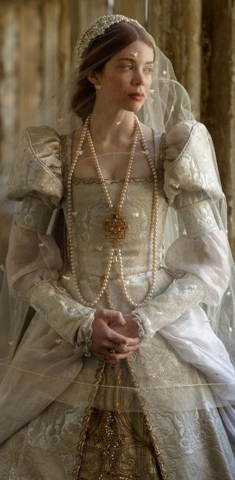 Charlotte Hope as Catherine of Aragon in The Spanish Princess (2019) (529 x 1080) #dress #veil Catherine Of Aragon Wedding Dress, Period Drama Wedding Dress, Catherine Of Aragon Dress, The Spanish Princess Dresses, Catherine Of Aragon The Spanish Princess, Charlotte Hope The Spanish Princess, Catherine Of Aragon Aesthetic, Tudor Wedding Dress, Spanish Princess Dress