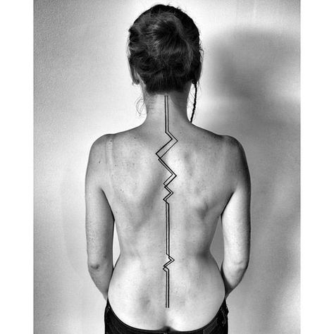 30 Sexy Spine Tattoos For Women That Will Make You Want To Get Inked - Inspired Beauty Ben Volt Tattoo, Hongdam Tattoo, Spinal Tattoo, Tattoo Back, Muster Tattoos, Spine Tattoos For Women, Spine Tattoo, Home Tattoo, Music Tattoos