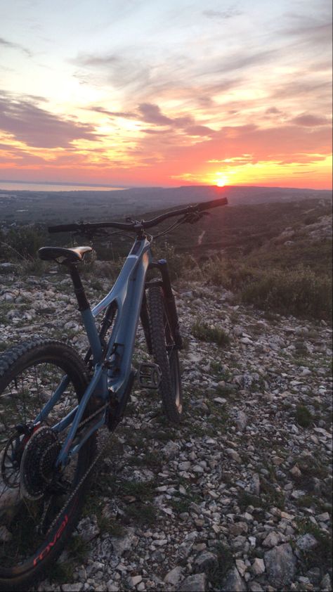 Mtb Cycle Wallpaper, Mtn Biking Aesthetic, Cycling Wallpaper Aesthetic, Bmx Aesthetic Wallpaper, Mountain Biking Aesthetic, Mtb Aesthetic, Mountain Bike Wallpaper, Mountain Bike Aesthetic, Mtb Wallpaper