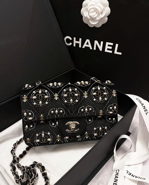 Unique Chanel Bag, Chanel Fashion Show, Luxury Bags Collection, Embellished Bags, Chanel Flap Bag, Model Design, Girly Bags, Looks Party, Luxury Purses