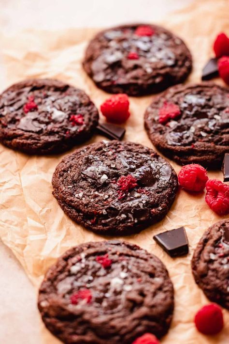 Chocolate Raspberry Cookies - Flouring Kitchen Dark Chocolate And Raspberry Desserts, Chocolate Raspberry Cookies, Christmas Cookie Boxes, Brownie Pie, Raspberry Desserts, Raspberry Cookies, Easy Christmas Cookie Recipes, Cookie Bar, Triple Chocolate