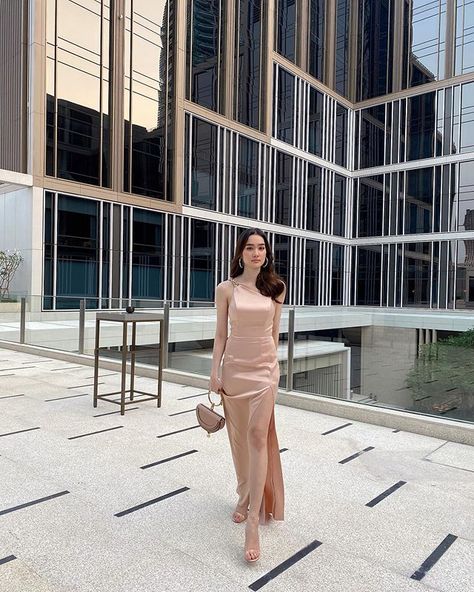 DIANA FLIPO on Instagram: “🐇” Ulzzang Dress, Style Foto, Ootd Poses, Rich Girl Lifestyle, Evening Gown Dresses, My Partner, The Mission, Korea Fashion, Skirt Dress